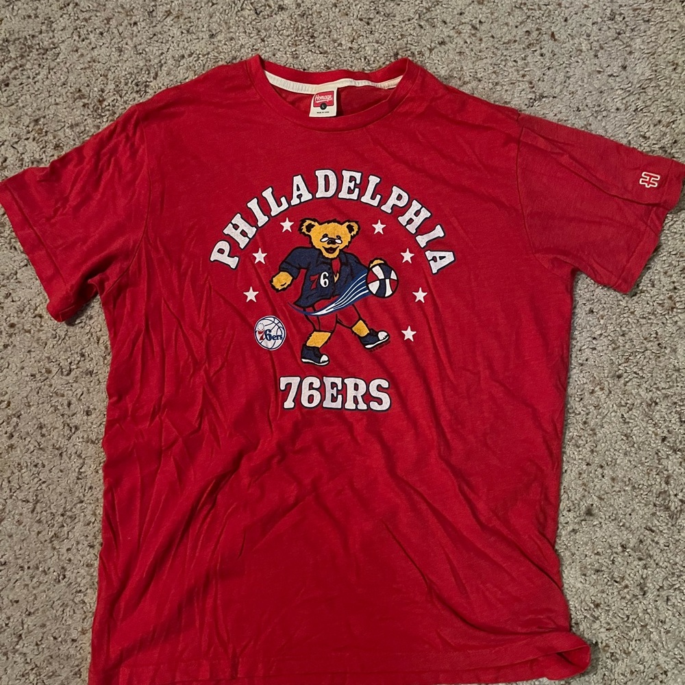 HOMAGE Red Grateful Dead Philadelphia 76ers Short Sleeve Tee